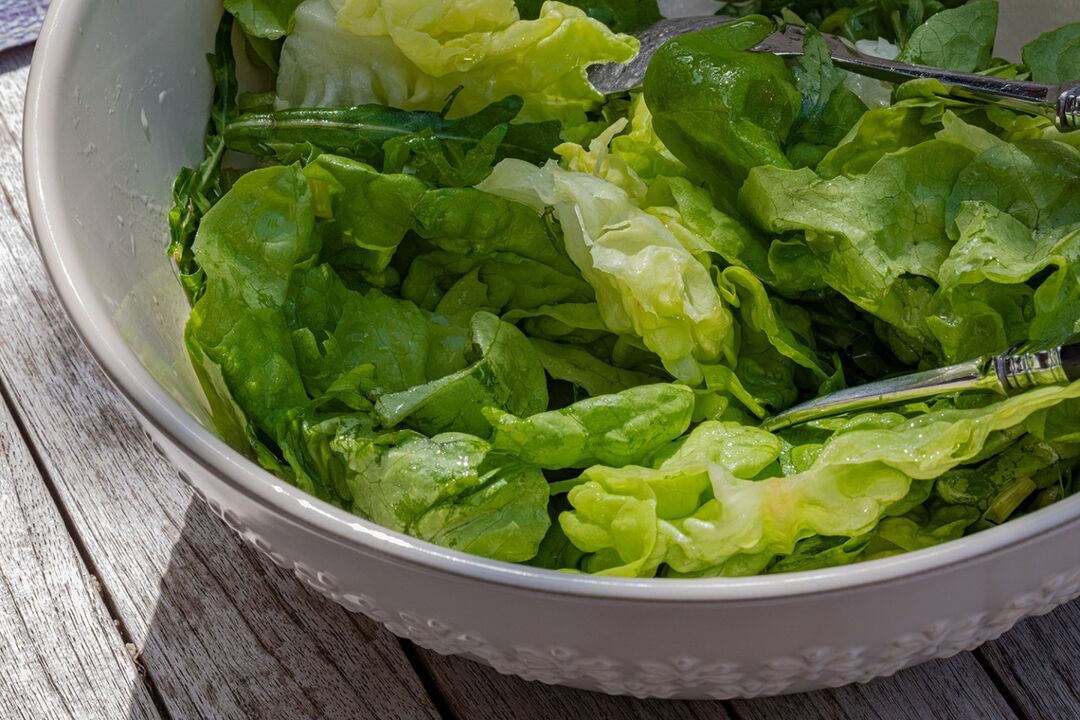 Svježa salata zalivena maslinovim uljem